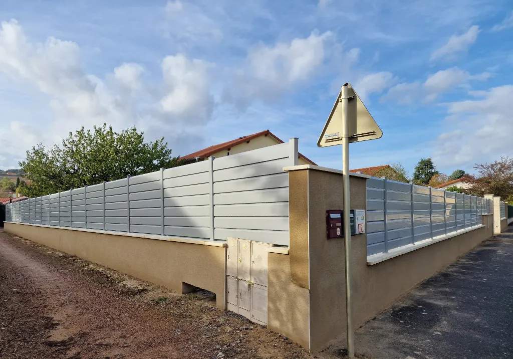 Réalisation client clôture persienne PVC clair - CLOSEA