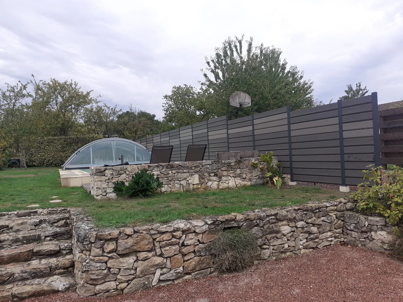 Réalisation client clôture persienne composite et aluminium CLOSEA séparation de mitoyenneté