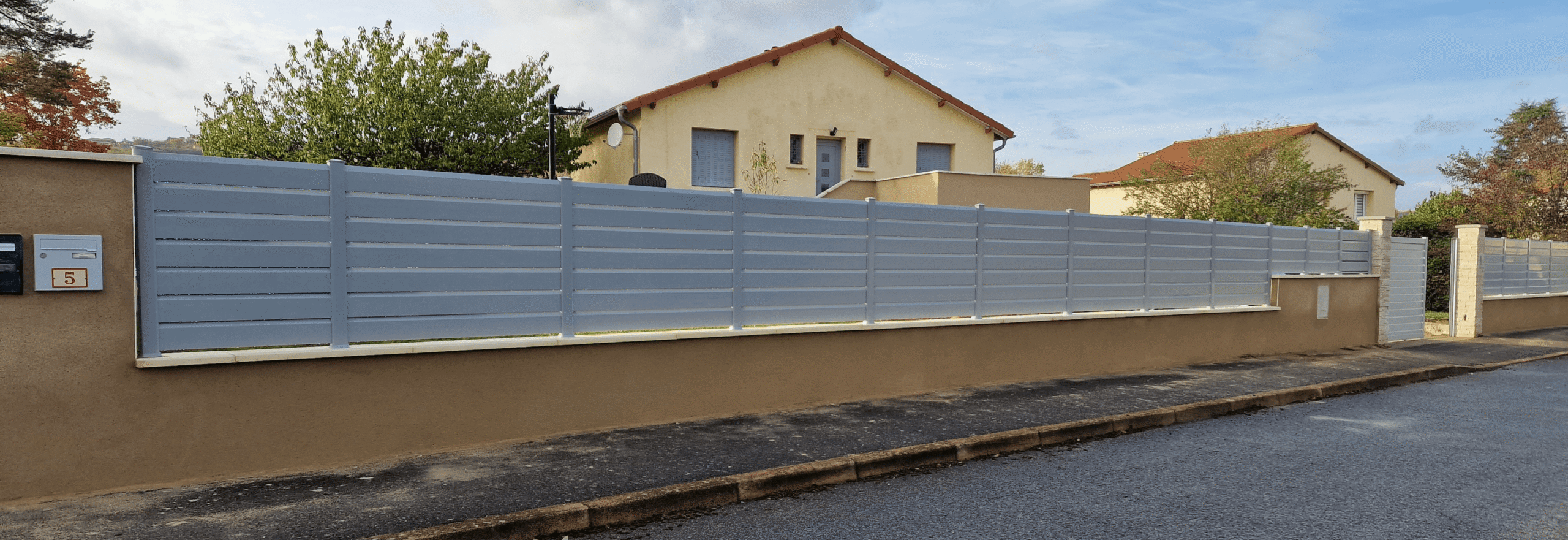 Clôture PVC persienne gris clair